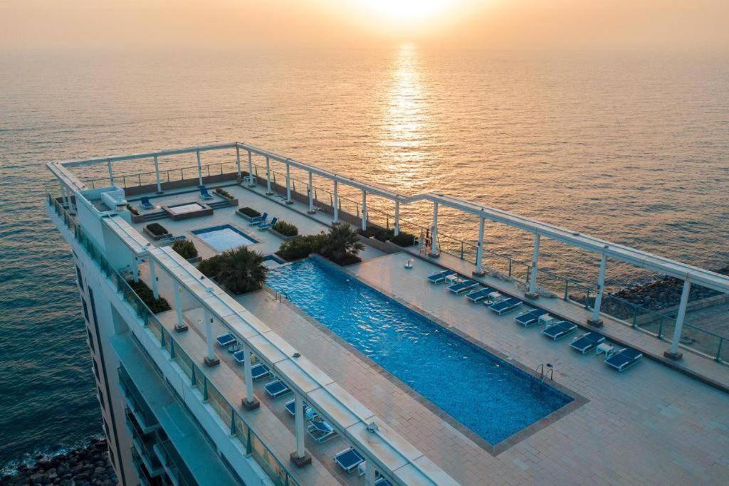 Beach Dream - A Luxury 1 Bedroom Apartment With Direct Beach Access Рас ал Хайм Екстериор снимка