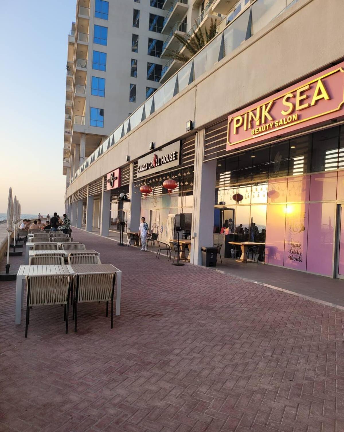 Beach Dream - A Luxury 1 Bedroom Apartment With Direct Beach Access Рас ал Хайм Екстериор снимка